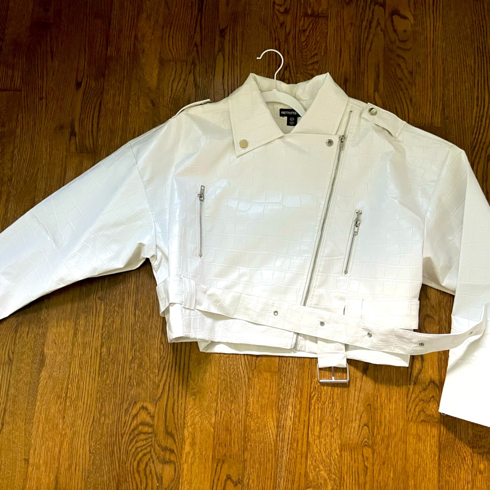 White croc faux leather oversized jacket. Pretty little thing. Size US 6. New.